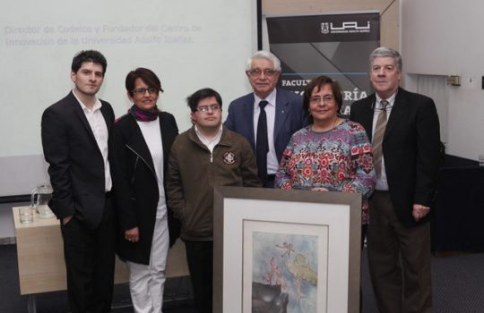 Juan Enrique Morales recibe el premio Fernando Riveri