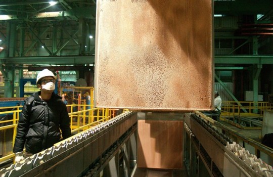 Importaciones de cobre de China caen 25% y golpean precio del metal