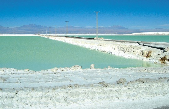 Mayor productor mundial de litio evala nuevas plantas en Chile tras sellar acuerdo con Corfo