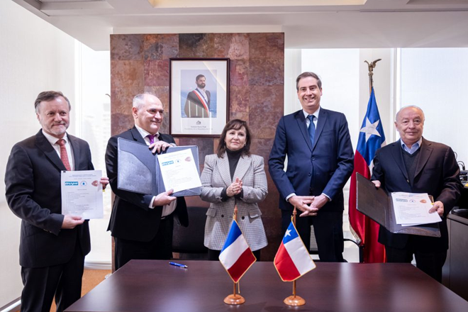 Chile y Francia firman acuerdos para impulsar proyectos en materia de cobre y litio