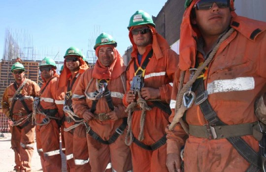 Trabajadores mineros se movilizan para mostrar poder de convocatoria